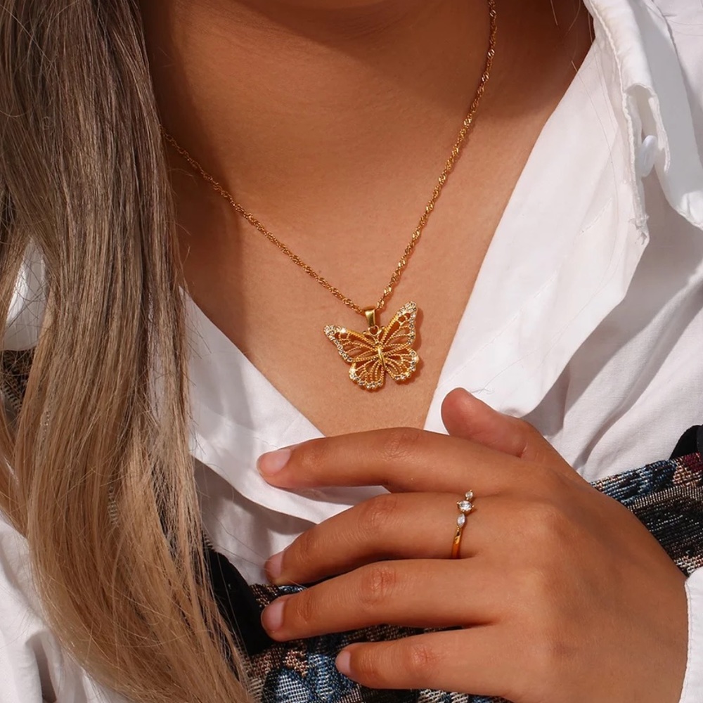 New Butterfly 18K Gold Hollow Out Pendant Necklace, nice Necklace, cute Necklace - Picture 2 of 6